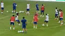 Para pemain Chelsea mengikuti sesi latihan di Singapura, Senin (24/7/2017). Chelsea akan bersua Bayern Munchen pada laga International Champions Cup 2017. (AFP/Roslan Rahman)