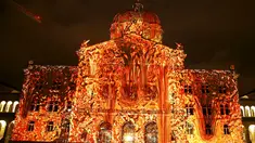 Gedung Parlemen Swiss diterangi cahaya unik seperti larva hasil proyeksi raksasa atau "The Jewel of the Mountains " di Bern, Swiss, Kamis (15/10/2015).  Gedung ini akan diterangi cahaya setiap malamnya hingga 29 November 2015. (REUTERS/Ruben Sprich)