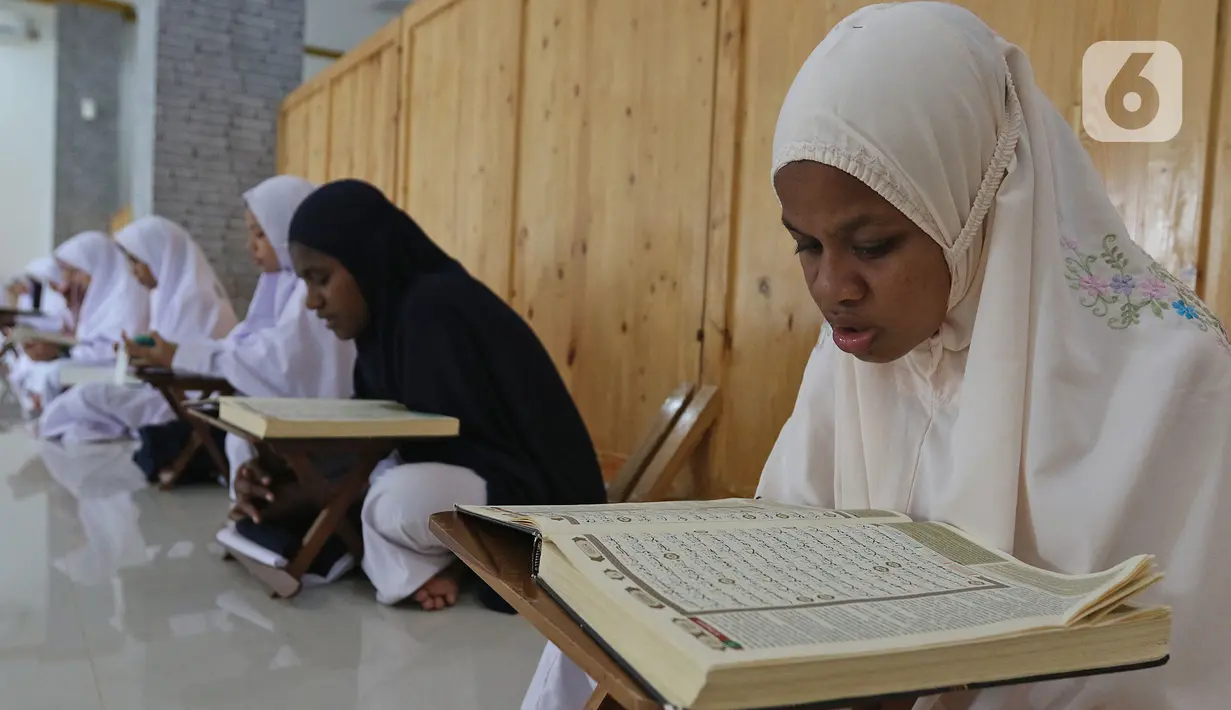 Sejumlah santri membaca Al-Quran di Pesantren Nuu Waar Al Fatih Kaffah Nusantara (AFKN) di Setu, Kabupaten Bekasi, Jawa Barat, Sabtu (1/5/2021). Kegiatan Khatam Al-Quran tersebut dilakukan rutin setiap bulan Ramadhan oleh 750 santri dan santriwati. (Liputan6.com/Herman Zakharia)
