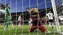 Bomber Barcelona, Luis Suarez, tampak frustasi gagal membobol gawang Valencia pada laga La Liga Spanyol di Stadion Camp Nou, Barcelona, Minggu (17/4/2016). Barca menelan kekalahan keempat pada lima laga terakhir. (AFP/Josep Lago)