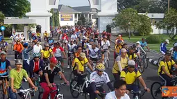 Citizen6, Surabaya: Sebelum melepas, Komandan Kobangdikal beserta Ketua PG Jalasenastri terlebih dahulu melepas dua ikatan balon yang berisi pesan wasiat berupa hadiah dua Sepeda Gunung bagi siapapun yang menemukannya. (Pengirim: Penkobangdikal)