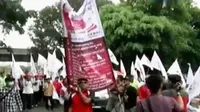 Ratusan pengunjuk rasa mendesak PDIP mengusung Risma di Pilkada DKI. 