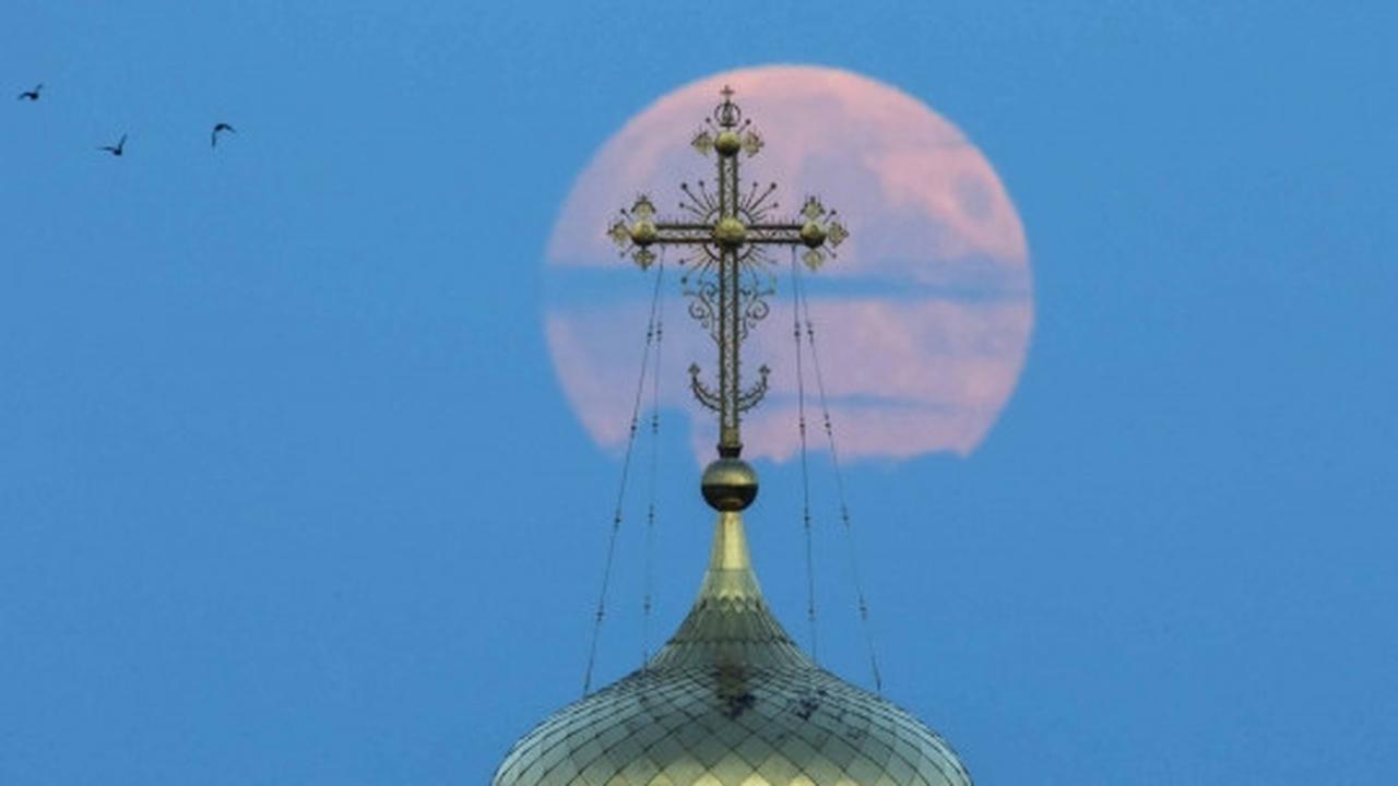 Menyaksikan keindahan fenomena Supermoon 'berdarah'