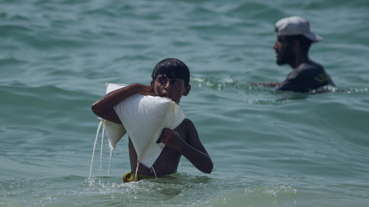 FOTO: Di Tengah Krisis, Warga Gaza Berebut Bantuan yang Tercebur ke Laut Mediterania