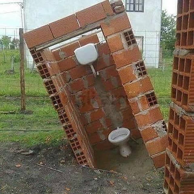 6 Potret Toilet Terletak di Lokasi Tak Biasa, Bikin Mikir Dua Kali