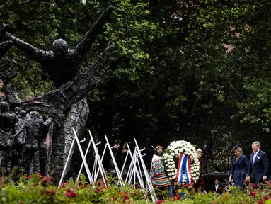 Raja Belanda Willem-Alexander dan Ratu Maxima meletakkan karangan bunga pada monumen perbudakan setelah meminta maaf atas peran kerajaan dalam perbudakan di Amsterdam, Belanda, Sabtu (1/7/2023). (Remko de Waal/Pool Photo via AP)