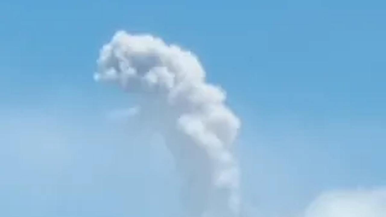 Potret Gunung Semeru Letuskan Kolom Abu Setinggi 700 Meter, Radius Aman 13 km dari Puncak