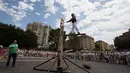 Patxi Larretxea memotong batang pohon menggunakan kapak pada hari ketiga festival San Fermin di Pamplona, Spanyol, Senin (8/7/2019). Festival San Fermin menghadirkan beberapa olahraga pedesaan Basque seperti menggergaji dan memotong pohon dengan kapak. (JAIME REINA/AFP)