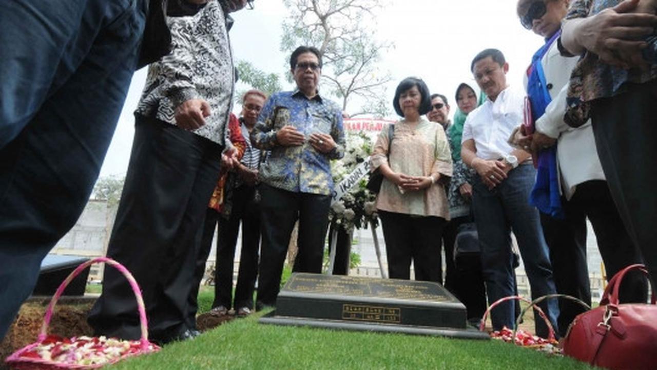 Tabur bunga di makam tokoh pahlawan advokat Indonesia