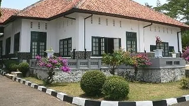 Desain Rumah Belanda dengan Pintu Masuk Berpilar