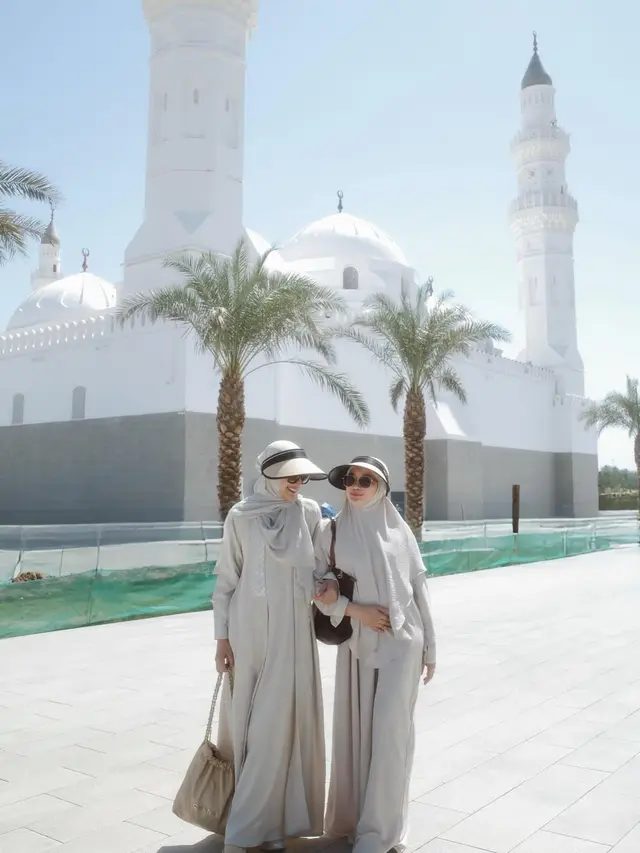 Gaya Annisa Aziza Pakai Hijab dan Baju Syar'i saat Umroh, Tampil Anggun dan Memukau
