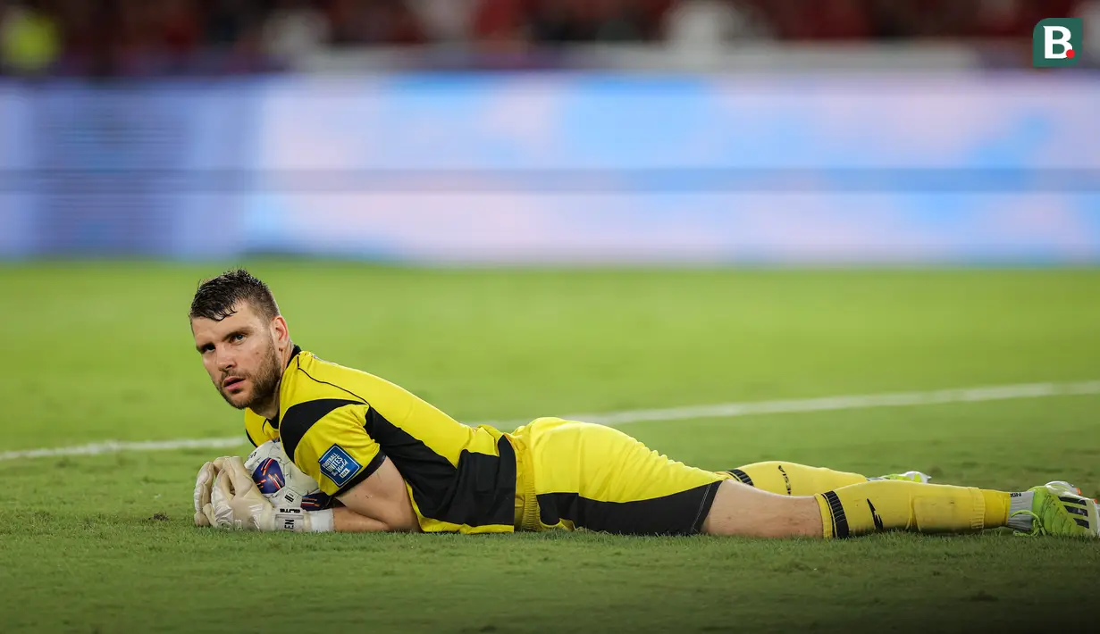 <p>Kiper Timnas Indonesia, Maarten Paes, mengamankan bola di dalam dekapannya ketika menghadapi Bahrain dalam lanjutan Kualifikasi Piala Dunia 2026 zona Asia yang digelar di Stadion Utama Gelora Bung Karno (SUGBK), Senayan, Jakarta, Selasa (25/3/2025) malam WIB. (Bola.com/Bagaskara Lazuardi)</p>