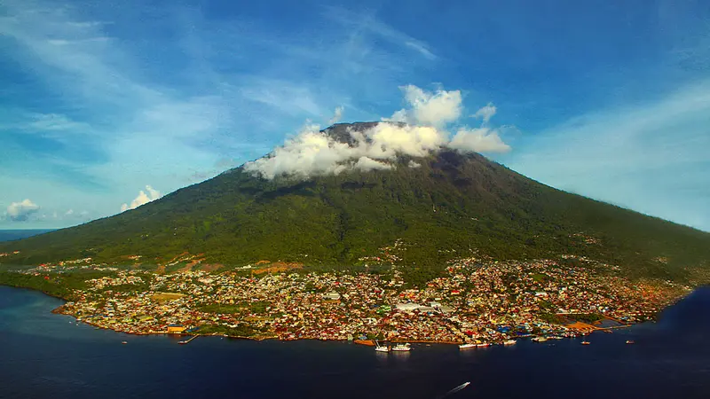 6 Gunung Berstatus Waspada di Indonesia-Gunung Gamalama 