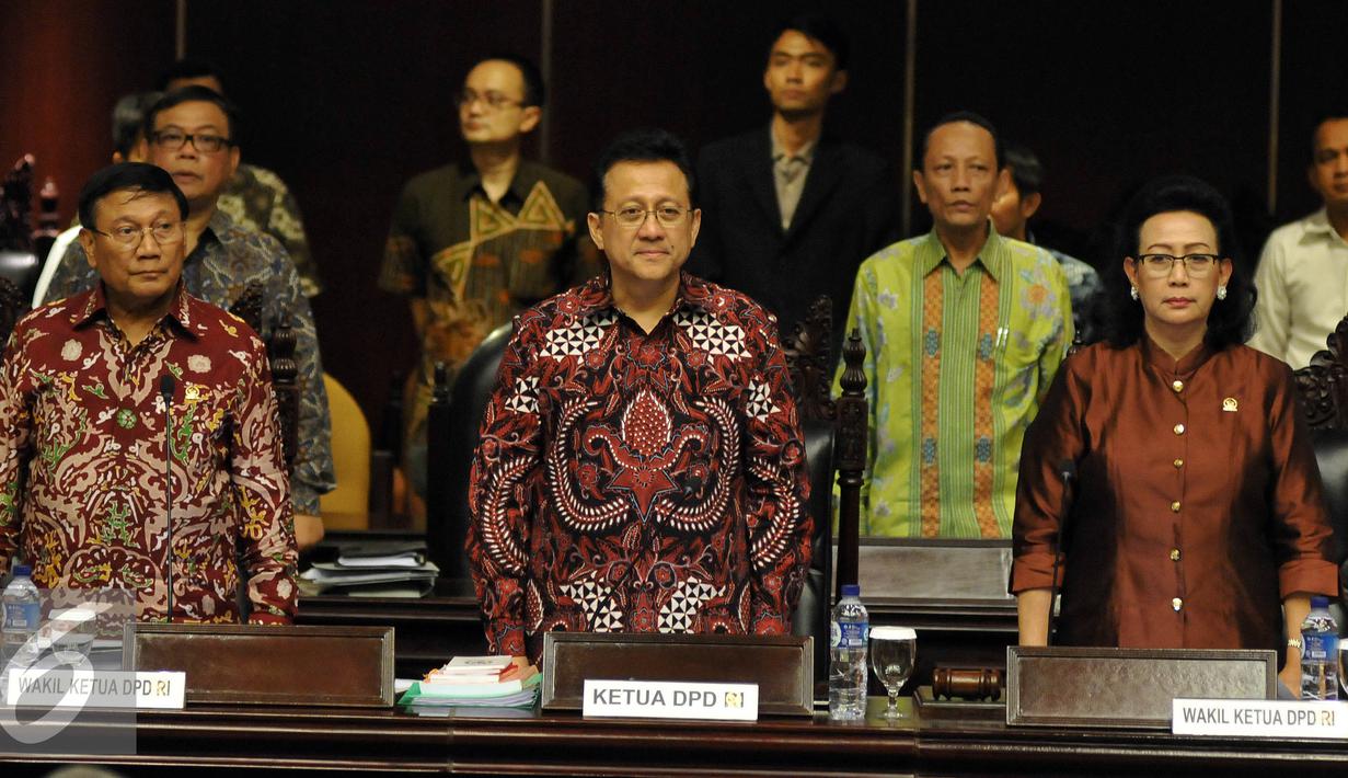 Ki-ka: Wakil Ketua DPD RI Farouk Muhammad, Ketua DPD RI Irman Gusman dan Gusti Kanjeng Ratu Hemas saat memimpin Rapat Paripurna DPD di Kompleks Parlemen, Senayan, Jakarta 29/4). (Liputan6.com/Johan Tallo)  