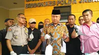 Kapolda Jabar Irjen Agung Budi Maryoto menunjukan barang bukti bandit yang tewas ditembak polisi (istimewa)