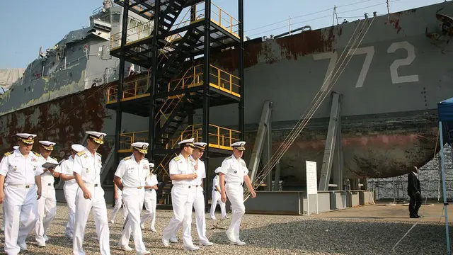 (Belakang) Puing Kapal Korea Selatan ROKS Cheonan saat diinspeksi oleh perwira AL Korea Selatan dan Amerika Serikat pada 2010 (Wikimedia Commons)