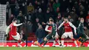 Pemain Manchester City, Bernardo Silva mencetak gol ke gawang Arsenal pada laga pekan ke-28 Premier League di Emirates Stadium,  Jumat (2/3). Tampil di kandang lawan, Manchester City melibas Arsenal dengan skor 3-0. (AP/Frank Augstein)