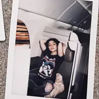 Aktris yang hobi travelling ini tunjukkan mix and match kaos yang super cool. (Sumber foto: nikitawillyofficial94/instagram)