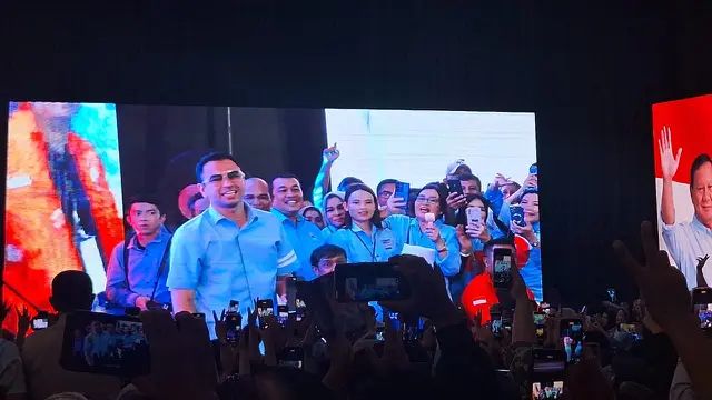 Prabowo menghadiri Konsolidasi Relawan Prabowo-Gibran di Gedung Balai Buntar, Kota Bengkulu bersama Ketua Umum PAN Zulkifli Hasan dan artis Raffi Ahmad,