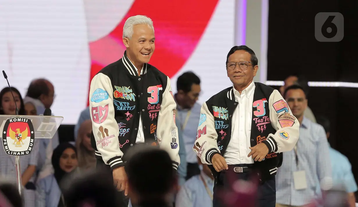 Calon Presiden dan Calon Wakil Presiden nomor urut 3 Ganjar Pranowo (kiri) dan Mahfud MD saat tiba untuk mengikuti Debat Kelima Pilpres 2024 di Jakarta Convention Center (JCC), Jakarta, Minggu (4/2/2024). (Liputan6.com/Angga Yuniar)
