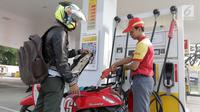 Petugas SPBU Shell mengisi bahan bakar sepeda motor di kawasan bisnis Soewarna, Bandara Soetta, Tangerang, Banten, Kamis (19/4). Shell menambah SPBU di kawasan Bandara Soetta untuk memenuhi kebutuhan bahan bakar berkualitas.(Liputan6.com/Angga Yuniar)