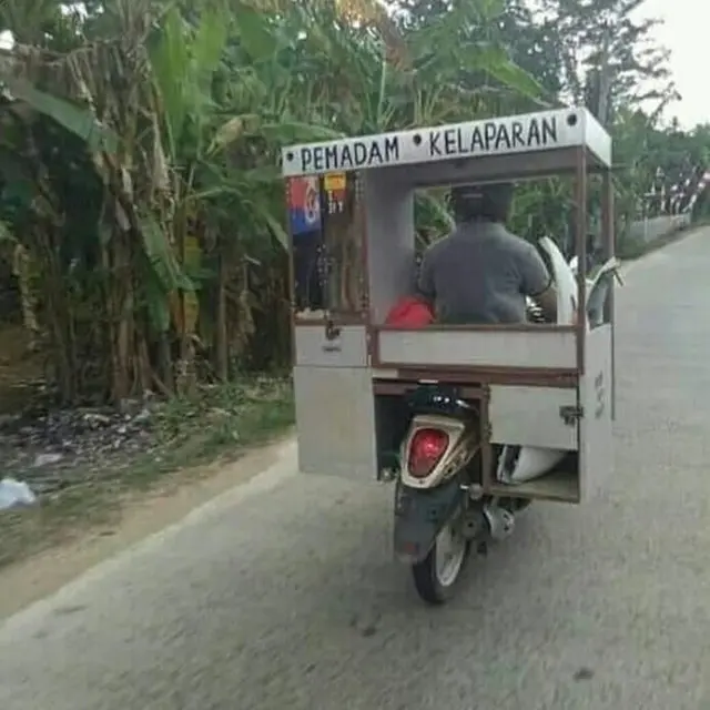 6 Tulisan Nyeleneh di Gerobak Motor Ini Bikin Pembeli Jadi Salah Fokus