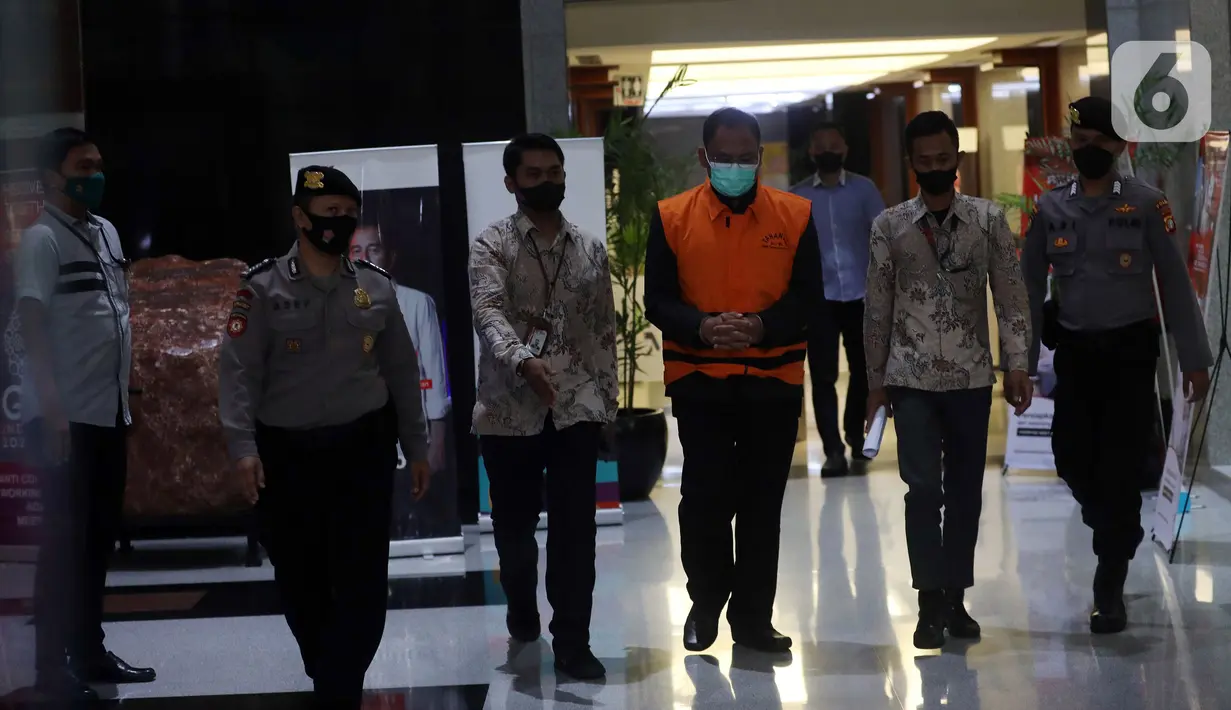 Tersangka Edy Wibowo yang merupakan Hakim Yustisial/Panitera Pengganti Mahkamah Agung (MA) dikawal petugas untuk dilakukan penahanan di Gedung Komisi Pemberantasan Korupsi (KPK), Rasuna Said, Jakarta, Senin (19/12/2022). KPK kembali menetapkan tersangka baru Edy Wibowo dalam kasus suap pengurusan perkara di MA menyusul 13 orang tersangka termasuk dua hakim agung Sudrajad Dimyati dan Gazalba Saleh. (Liputan6.com/Johan Tallo)