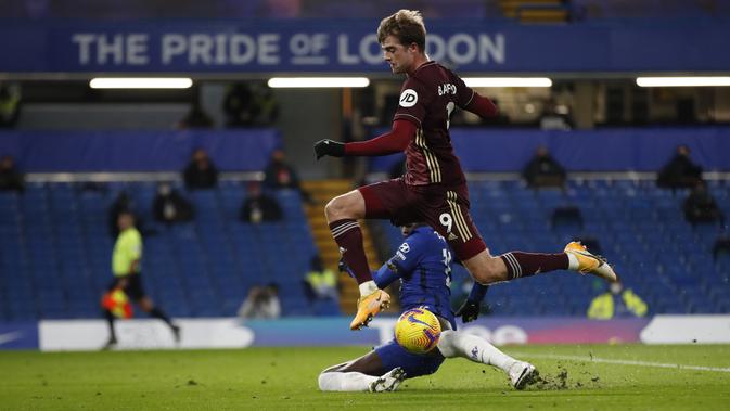 Pemain Leeds United, Patrick Bamford berusaha melewati bek Chelsea, Kurt Zouma pada pertandingan lanjutan Liga Inggris di Stamford Bridge di London, Inggris, Minggu (6/12/2020). Chelsea menang 3-1 atas Leeds United. (Matthew Childs/Pool via AP)