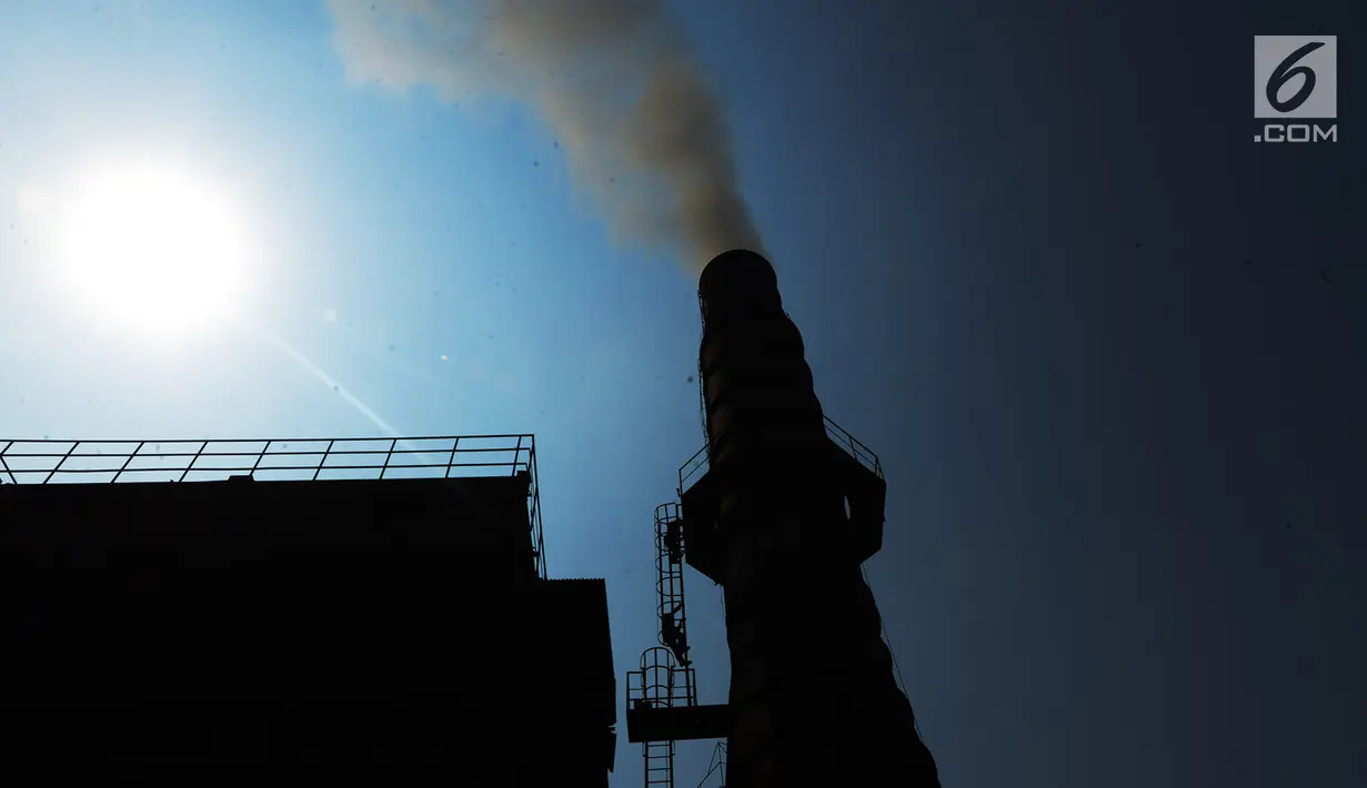 Cerobong pabrik PT Hong Xin Steel mengeluarkan asap saat petugas Laboratorium Dinas Lingkungan Hidup DKI Jakarta melakukan sidak, Cakung, Jakarta, Kamis (8/8/2019). DLH DKI Jakarta menggelar sidak untuk mengecek kembali kondisi cerobong asap pabrik. (merdeka.com/Imam Buhori)