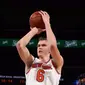 Bintang New York Knicks, Kristaps Porzingis, mencetak poin tertinggi sepanjang karier di NBA saat menghadapi Denver Nuggets di Madison Square Garden, New York, Senin (30/10/2017). (NBA)