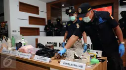 Petugas labfor Mabes Polri menunjukkan barang bukti paku berkarat dari terduga teroris di Jakarta, Jumat (25/11). Tim Densus 88 Mabes Polri menahan satu orang terduga teroris berikut bahan yang diduga racikan bom. (Liputan6.com/Helmi Fithriansyah)