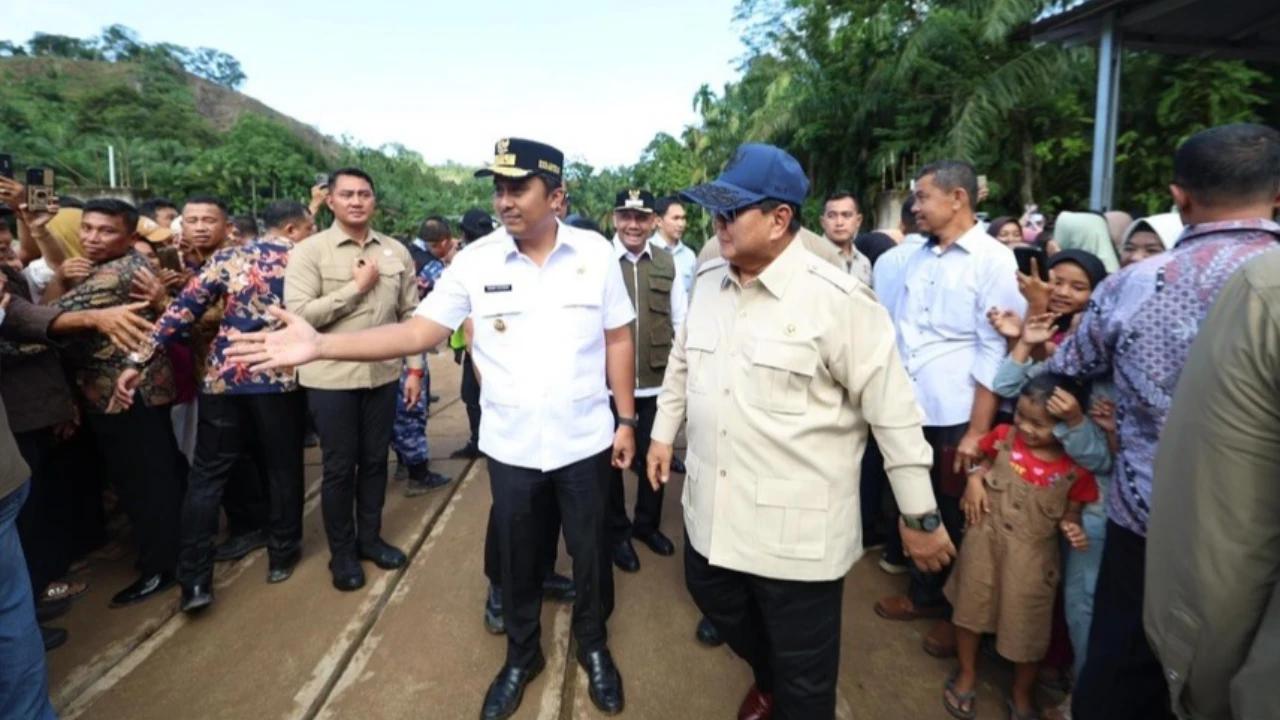 VIDEO: Detik-Detik Prabowo Terima Surat Anak Laki-Laki Berani di Agam, Langsung Dikantongi