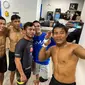 Windri Patilima saat melakukan panggilan video call bersama rekan-rekannya usai sesi sparring partner dalam program MMA Fight Academy di San Diego, Amerika Serikat. (Marco Tampubolon/Liputan6.com)