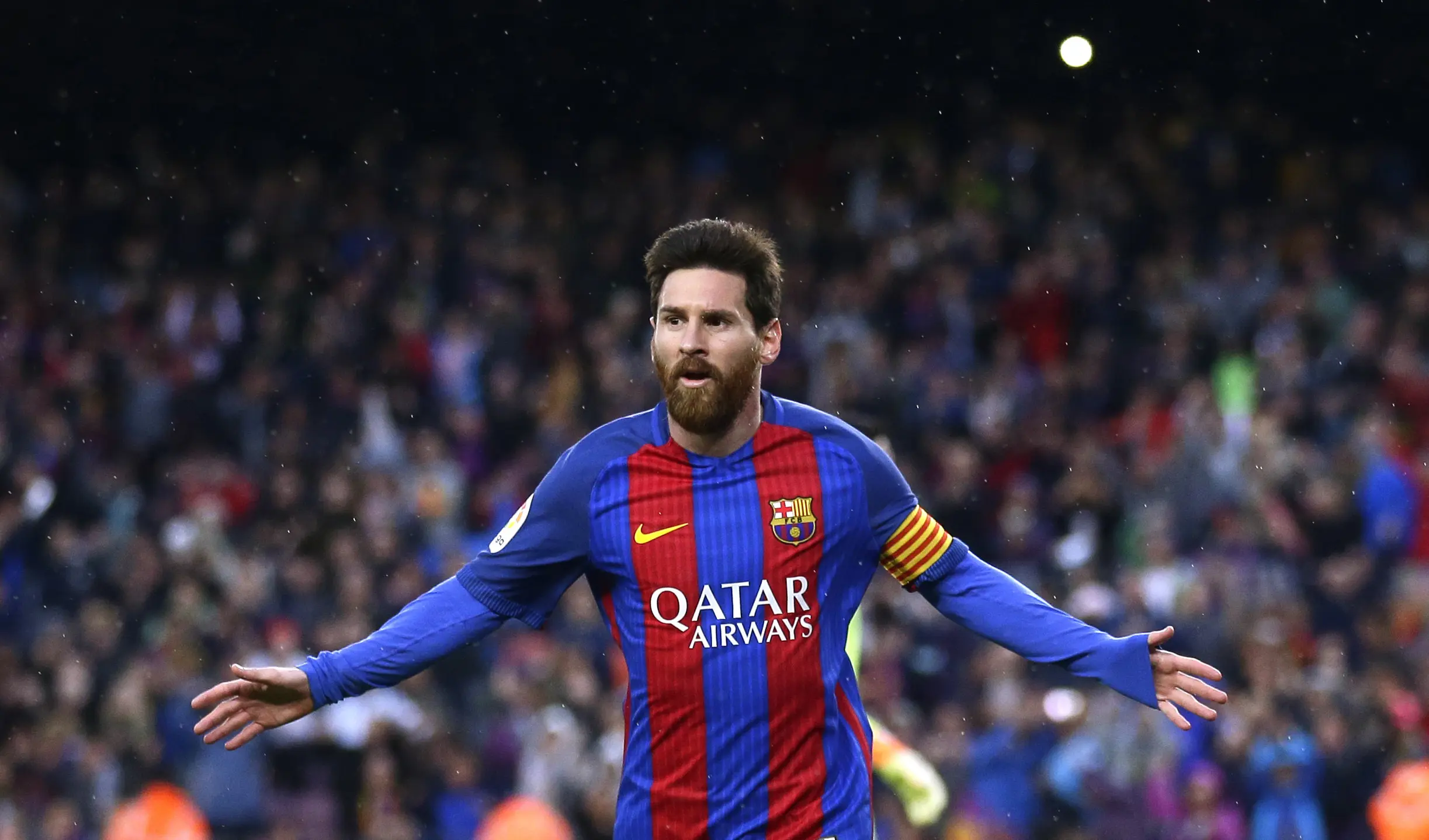 Lionel Messi merayakan salah satu golnya ke gawang Osasuna. (AP Photo/Manu Fernandez)