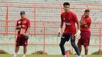Kiper Madura United, Angga Saputra. (Bola.com/Aditya Wany)
