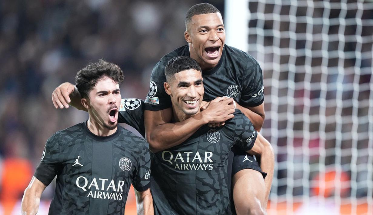 Para pemain Paris Saint-Germain (PSG) merayakan gol yang dicetak oleh Achraf Hakimi ke gawang Borussia Dortmund pada laga Liga Champions di Stadion Parc des Princes, Rabu (20/9/2023). PSG menang dengan skor 2-0. (AP Photo/Michel Euler)