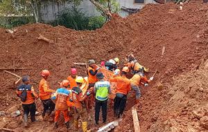 Tim SAR gabungan kembali menemukan satu korban meninggal dunia dalam Ops SAR hari ketiga bencana tanah longsor di Desa Cibeunying, Kecamatan Majenang, Kabupaten Cilacap, Jawa Tengah, Sabtu (15/11/2025). (Liputan6.com/ Dok Basarnas Cilacap)