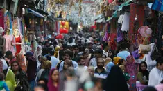 Muslim Kashmir berbelanja sebelum Idul Fitri di Srinagar, Kashmir yang dikuasai India (2/6/2019). Idul Fitri menandai berakhirnya bulan puasa Ramadan. (AP Photo/Mukhtar Khan)
