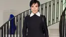 <p>Untuk tampilan yang berbeda, Kris Jenner padukan little black dress dengan military boots. [Foto: Instagram/ Kris Jenner]</p>