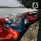 Perahu permainan sepeda air tersandar di perkampungan budaya betawi Setu Babakan di Jakarta Selatan, Selasa (17/3/2020). Sepinya kawasan Setu Babakan merupakan imbas dari kebijakan Pemprov DKI Jakarta menutup sejumlah tempat wisata sebagai upaya pencehagan covid-19. (Liputan6.com/Immanuel Antonius)