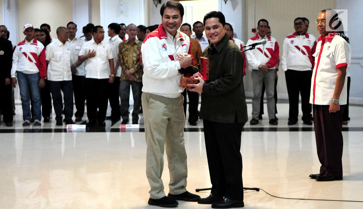 Ketua Kontingen Indonesia di SEA Games 2017 Kuala Lumpur, Aziz Syamsuddin dan Ketua Komite Olimpiade Indonesia, Erick Thohir saat pengukuhan para atlet di Wisma Kementerian Pemuda dan Olahraga, Jakarta, Rabu (8/2). (Liputan6.com/Helmi Afandi)