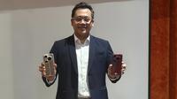 Momen Edi Supartono, perwakilan Huawei Device Indonesia memamerkan Huawei Pura 80 Series dalam acara Media Roundtable: HUAWEI Pura80 Series di Jakarta, Rabu (10/9/2025). (Liputan6.com/Anka Fergy Agustian)
