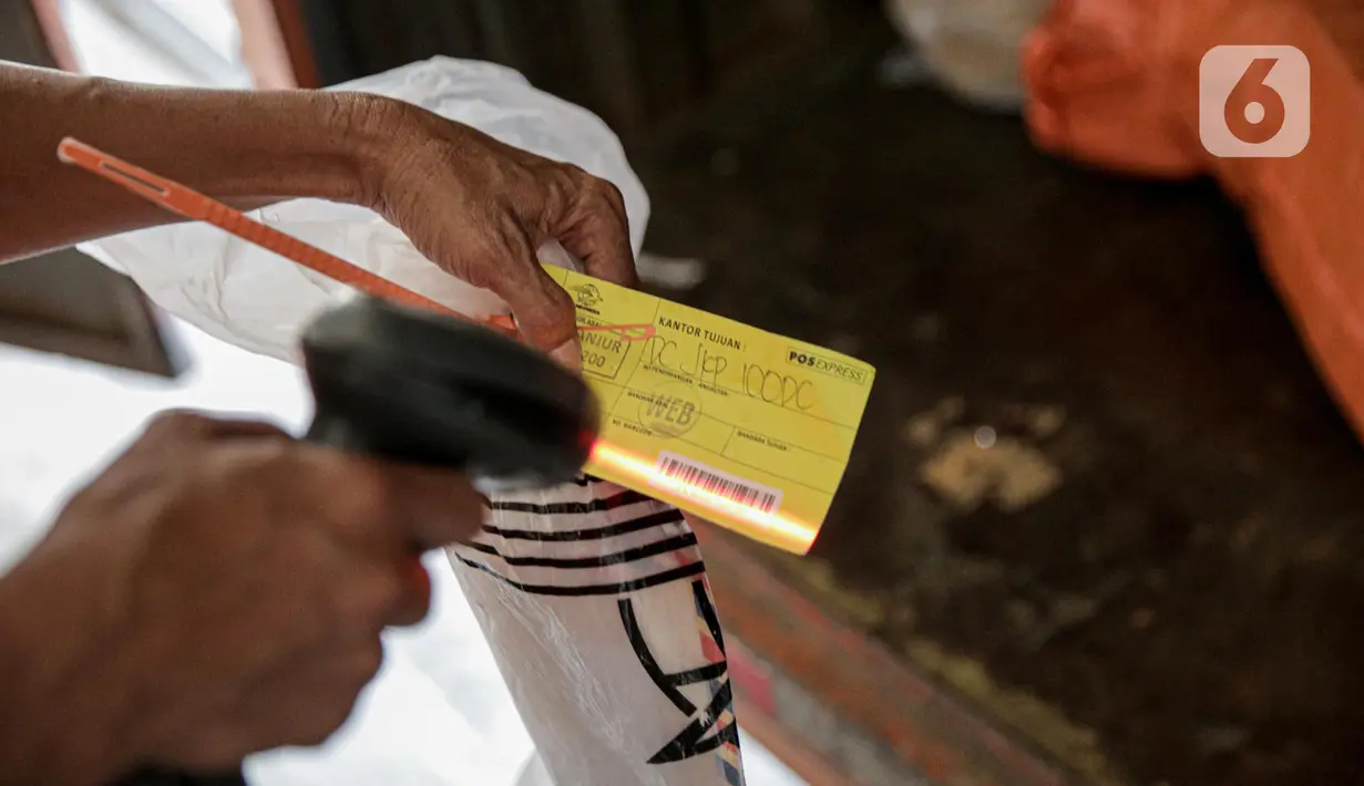 Pekerja memindai paket dan logistik yang akan didistribusikan di Sentral Pengolahan PT Pos Indonesia (Persero), Jakarta, Jumat (15/5/2020). Pengiriman paket via Pos pada H-9 Lebaran 2020 mencapai 1,8 juta barang atau naik 20 persen dibandingkan periode sama tahun lalu. (Liputan6.com/Faizal Fanani)