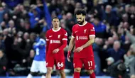 Mohamed Salah dari Liverpool, depan, berjalan di lapangan saat pertandingan sepak bola Liga Premier Inggris antara Everton dan Liverpool di stadion Goodison Park di Liverpool, Inggris, Rabu, 24 April 2024. (Peter Byrne/PA via AP)