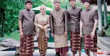 Rizky Febian dan Mahalini baru saja menjalani beberapa prosesi adat Bali yang maknanya meminta izin kepada leluhur Mahalini untuk menikah. Suasana bahagia, sekaligus haru Ketika keluarga Sule kompak mengantar putra sulungnya menjalani prosesi ini. [Foto: Instagram/putridelinaa]