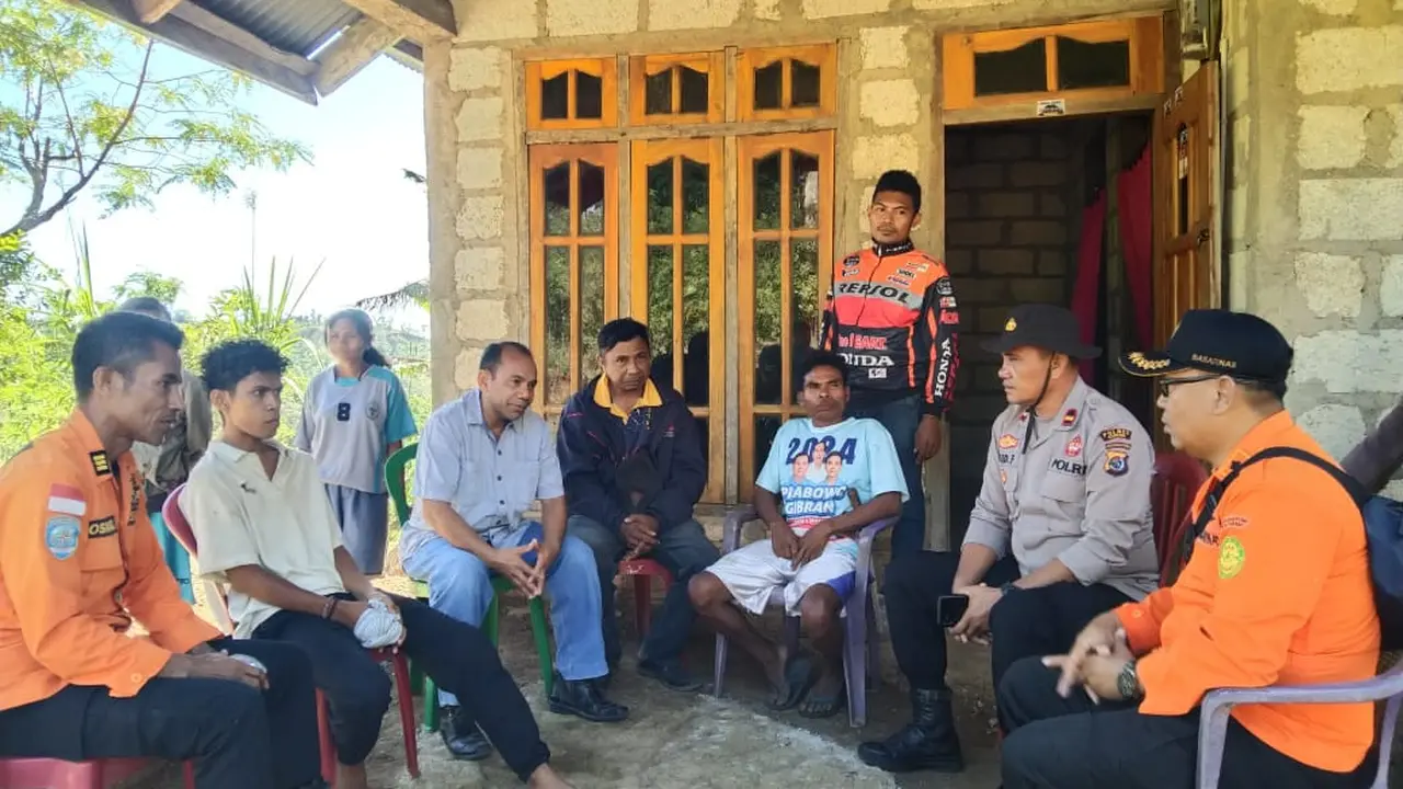 Emanuel Dosinaen (kedua dari kiri) saat berada di rumah warga (Liputan6.com/Ola Keda)