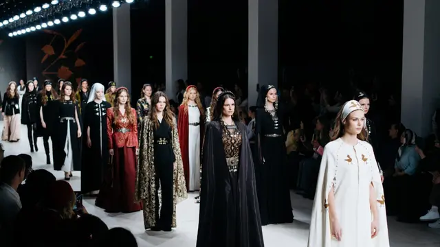 Ilustrasi Penampilan BOUZMA ethnique /Moscow Fashion Week