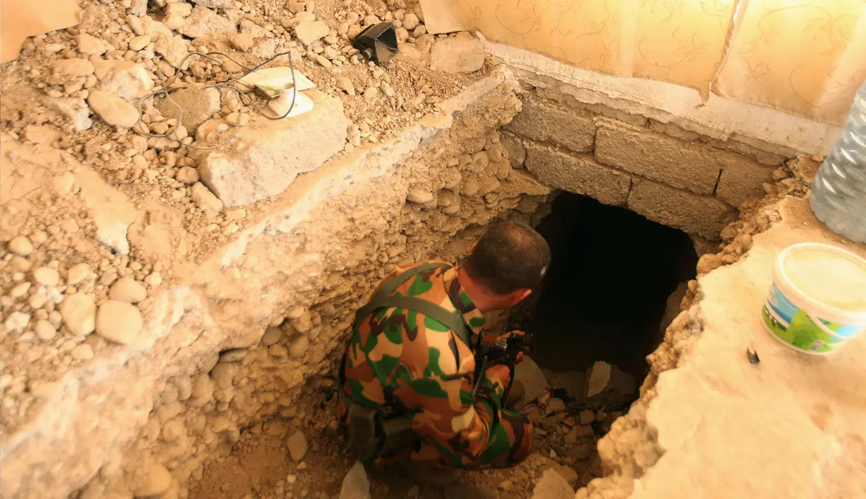 Pasukan Peshmerga memeriksa terowongan rahasia tempat persembunyian militan ISIS selama operasi penyerangan di Mosul, Irak (19/10). Sejumlah terowongan juga ditemukan di luar bangunan. (REUTERS/Azad Lashkari)