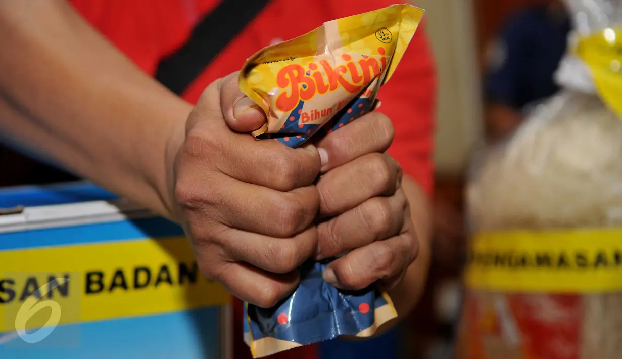 Petugas ketika meremas bungkus makanan ringan bihun kekinian (Bikini) saat konferensi pers di Aula BPOM, Jakarta, Senin (8/8). Snack Bikini itu diproduksi untuk diperdagangkan secara online semenjak Maret 2016 lalu. (Liputan6.com/Gempur M Surya)