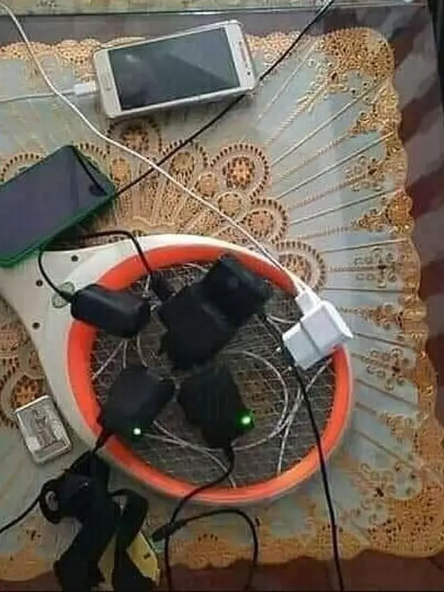 6 Potret Nyeleneh Charge HP Ini Kelewat Unik, Bikin Heran